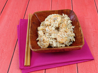 riz brun et crevettes cuisinés au lait de coco et curry	