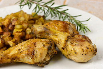 cuisse de poulet rôti et pommes de terre rissolées dans une assiette