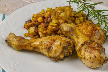 cuisse de poulet rôti et pommes de terre rissolées dans une assiette