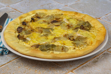 tarte aux endives et camembert, en gros plan	