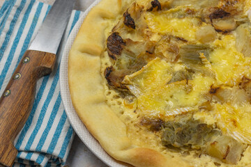 tarte aux endives et camembert, en gros plan	