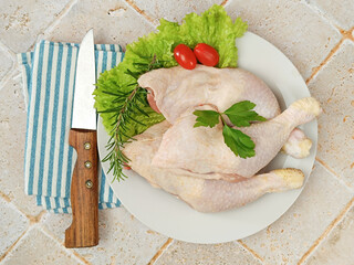cuisses de poulet crus, en gros plan	