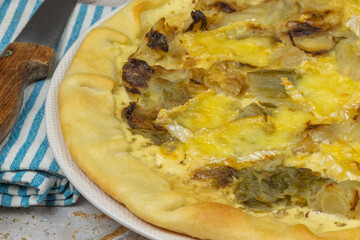 tarte aux endives et camembert, en gros plan	