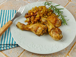 cuisse de poulet rôti et pommes de terre rissolées dans une assiette