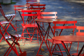 歩道に置かれた赤い椅子とテーブル