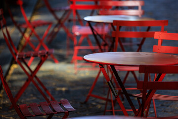 歩道に置かれた赤い椅子とテーブル