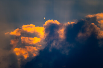Fototapeta na wymiar 夕暮れ雲に入る飛行機雲20231203