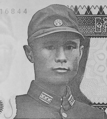 Parte de un billete con la imagen del General Aung San en blanco y negro
Ex primer ministro de...