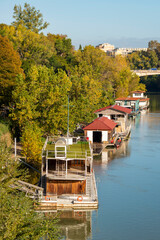 Maisons flottantes le long du Tibre à Rome