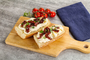 Bruschetta with strachatella and dry tomato