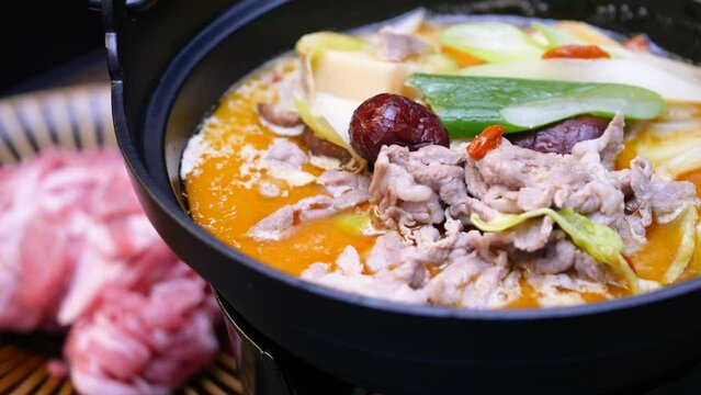 薬膳火鍋料理。野菜とラム肉を煮込んでる動画。
