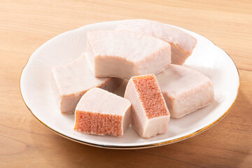 いちごバウムクーヘン　（ホワイトチョコかけ）
