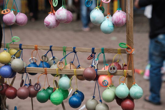 lato-lato or latto-latto. In USA named as clackers, click-clacks, knockers, ker-bangers, or clankers.
