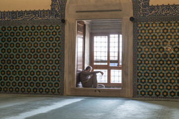 Meditierender Mann in Moschee