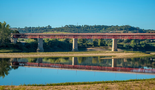 Pont routier sur le Tage &agrave; Abrantes, Ribatejo, Portugal