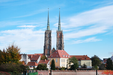 Imposanter Blick auf den Breslauer Dom (Kathedrale St. Johannes der Täufer) mit seinen beiden markanten Türmen auf der Dominsel an der Oder im Zentrum polnischen Großstadt Wrocław (Breslau) - obrazy, fototapety, plakaty