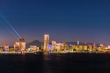 Naklejka premium 横浜ベイブリッジスカイウォークからみなとみらい富士山夕景