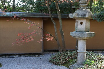 秋の鎌倉。一条恵観(ｴｶﾝ)山荘の紅葉。土塀に囲まれた中庭。