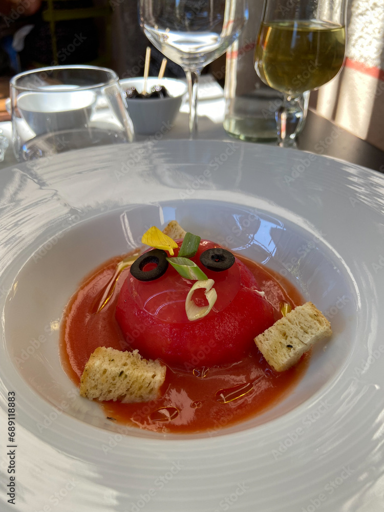 Sticker Tomate en gelée en forme de visage avec sa sauce et ces croutons