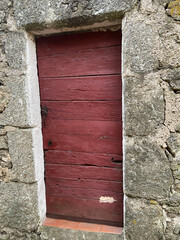 Porte en bois de maison traditionnelle dans les Cévennes