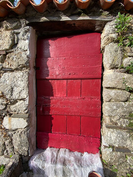 Porte en bois de maison traditionnelle dans les Cévennes