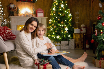 Obraz na płótnie Canvas Mother and son on Christmas, celebrating together, amazing cozy Christmas atmosphere