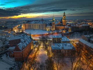 Zamek Królewski na Wawelu zimą widziany z drona o poranku - obrazy, fototapety, plakaty