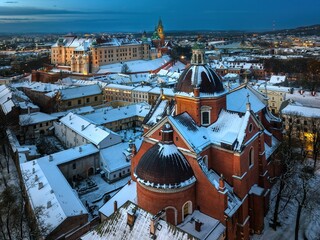 Zamek Królewski na Wawelu zimą widziany z drona o poranku © Michal45
