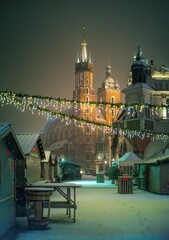 Zimowy widok na Kościół Mariacki w Krakowie w nocy - obrazy, fototapety, plakaty