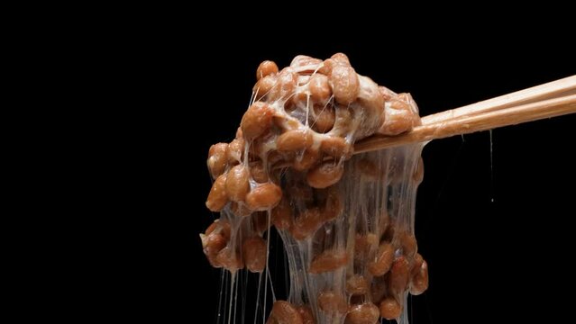糸を引く納豆の4Kスローモーション動画
