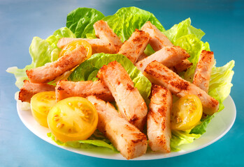 Hähnchenbrust gebraten, Hähnchenstücke, gelbe Tomaten, Hähnchen gewürzt, Huhn, Geflügel,