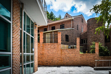 釜山カトリック大学の外国人学生の為の寄宿舎、講義室、休憩室、校庭等の情景