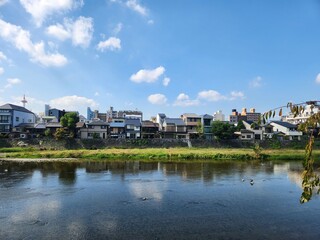 호수사이로 보이는 건물