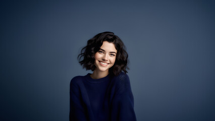 Obraz premium Beautiful young woman smiling isolated on studio background. Copyspace area