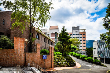 釜山カトリック大学の外国人学生の為の寄宿舎、講義室、休憩室、校庭等の情景 - obrazy, fototapety, plakaty