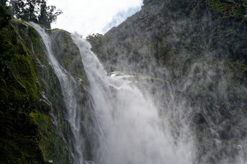 Nahaufnahme des Wasserfalls Milford Sound, Kurzzeitbelichtung 