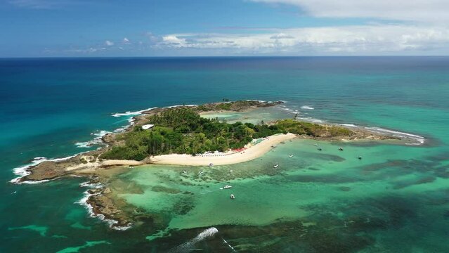 Ilha de Santo Aleixo no Litoral sul de Pernambuco visto de drone 4k - Visto de cima