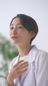診察する医師