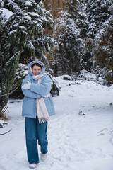 Fototapeta na wymiar portrait of the woman get frozen outdoors at cold winter day