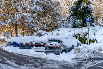 Parkende Autos mit Schnee bedeckt 