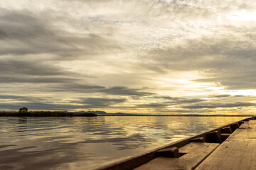 Obraz premium View from a wooden boat of the sunset over Lake Albufera