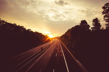 Deutsche Autobahn im Sonnenuntergang