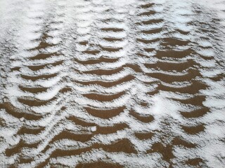 Wellenmuster im Schnee