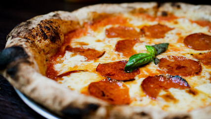 Pizza estilo napolitana de pepperoni y muzzarela © Lean.stanco