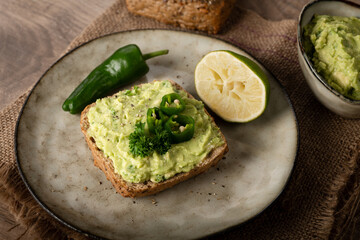 Vollkorn-Chia-Brötchen mit Avovadocreme - ambient light
