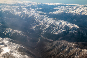 Obraz premium Top view of the high mountain peaks covered with snow
