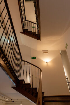edificio escaleras de madera