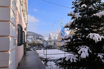 Sch&ouml;ner Wintertag mit Sonne und Schnee in der Altstadt von Greding in Bayern