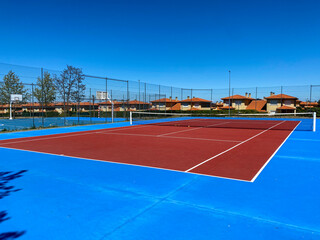 pista tenis roja y azul aire libre