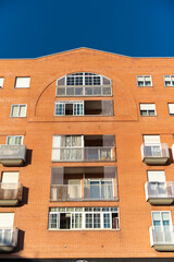 Fototapeta premium EDIFICIO CON VENTANAS CURVAS Y PIRAMIDAL